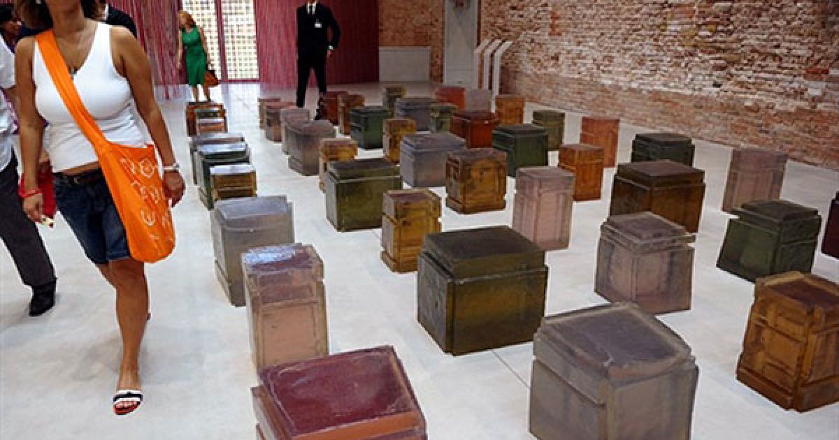 До відкриття музею свою колекцію витворів сучасного мистецтва надав французький мільярдер, чоловік Сальми Хайек, Франсуа Піно. / © AFP