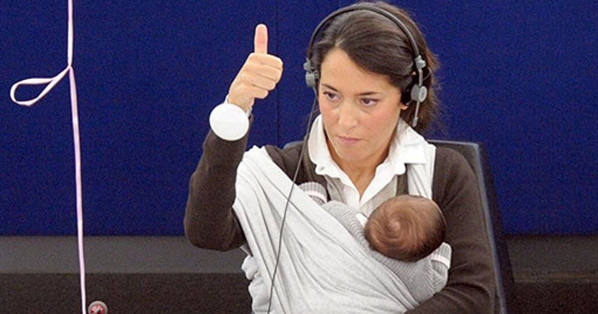 Франція, Страсбург. Депутат Європарламенту Лічія Ронзуллі голосує на засіданні Європейського парламенту у Страсбурзі за збільшення декретної відпустки з 14 до 20 тижнів. / © AFP