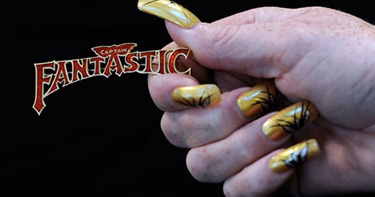 Великобританія. Співробітниця аукціону тримає в руці брошку від Картьє "Капітан Фантастік", виготовлену з 18-каратного золота і емалі. Брошка, яку виставлено на аукціон Gorringes у місті Льюїс, є однією з пари, зробленої для сера Елтона Джона і Берні Топіна. Саме брошка, що належить Елтону Джону, буде продана на аукціоні "Елтон Джон і близнюки Крей". / © AFP