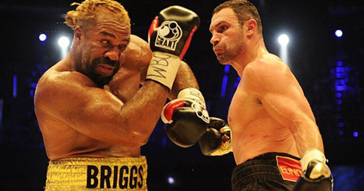 Німеччина, Гамбург. Чемпіон світу за версією WBC у суперважкій вазі українець Віталій Кличко і американський боксер, дворазовий чемпіон світу Шеннон Бріггс під час бою, який відбувся у північному німецькому місті Гамбург. Віталій Кличко виграв бій по очках і зберіг свій титул. / © AFP