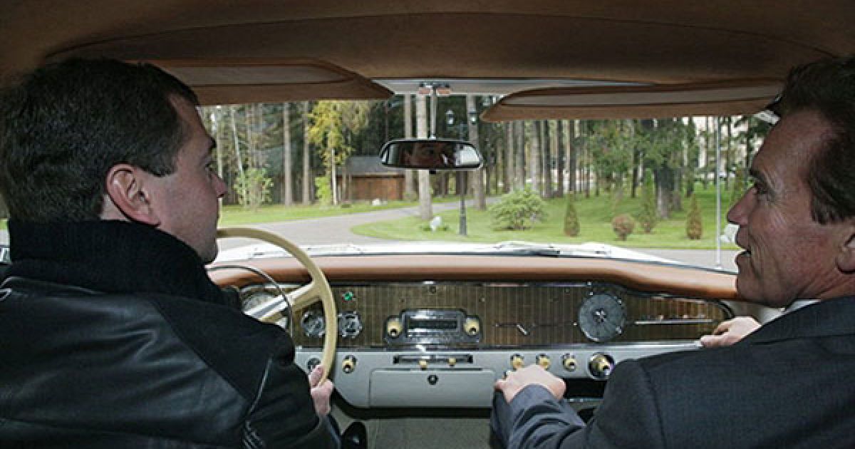 Губернатор Каліфорнії Арнольд Шварценеггер вже спустився до московського метро, де стався невеликий індицент. Губернатора затисло турнікетом, коли він спробував пройти у метро без магнітної картки. / © AFP