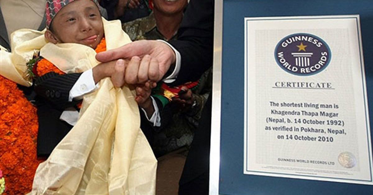 Непал, Покхара. Представник Книги рекордів Гіннеса Марко Фрігаттіхенд вітає Хагендру Тапа Магара після того, як Магара офіційно визнали найменшою людиною в світі. Непальський підліток, зріст якого становить 67,08 см, відзначив своє повноліття, і після остаточних вимірювань був занесений до Книги рекордів Гіннеса. / © AFP