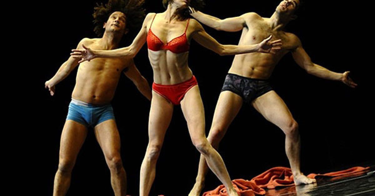 США, Нью-Йорк. Танцюристи з бельгійської балетної трупи "C de la B" виконують номер з вистави "Поза контекстом, для Піни" у театрі Джойса. / © AFP