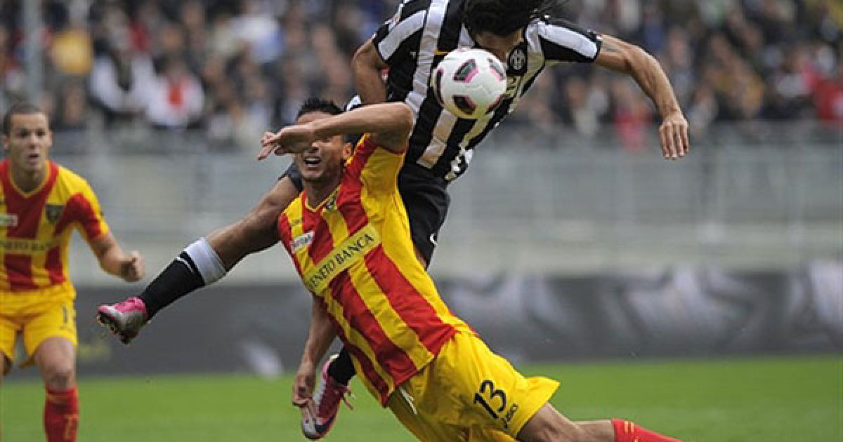 Італія, Турин. Бразильський форвард "Ювентуса" Амаурі Карвальо де Олівейра (праворуч) веде боротьбу за м&rsquo;яч із захисником "Лечче" Стефано Феррарі під час матчу в Турині. / © AFP