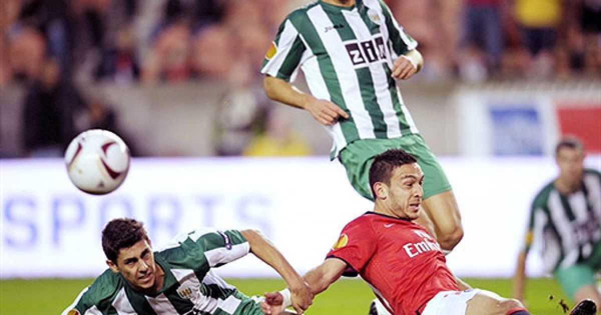 Форварда ПСЖ Ердінга збиває Тубіч ("Карпати") / © AFP