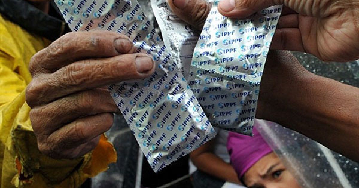 Філіппіни, Маніла. Члени пропагандистської мережі репродуктивного здоров'я провели мітинг поблизу палацу Малакананг на підтримку політики президента Філіппін Беніньо Акіно з планування сім'ї. Акіно обіцяв забезпечити контрацептивами бідних, незважаючи на погрози відлучення від церкви з боку католиків. / © AFP