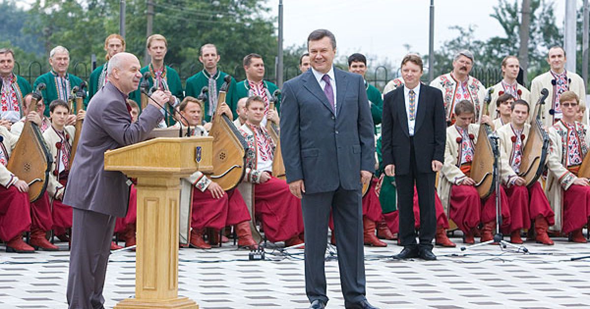Президент передав у подарунок загальноосвітній школі-інтернату І-ІІІ ступенів із поглибленим вивченням іноземних мов сучасний комп&rsquo;ютерний клас та шкільний автобус. / © President.gov.ua