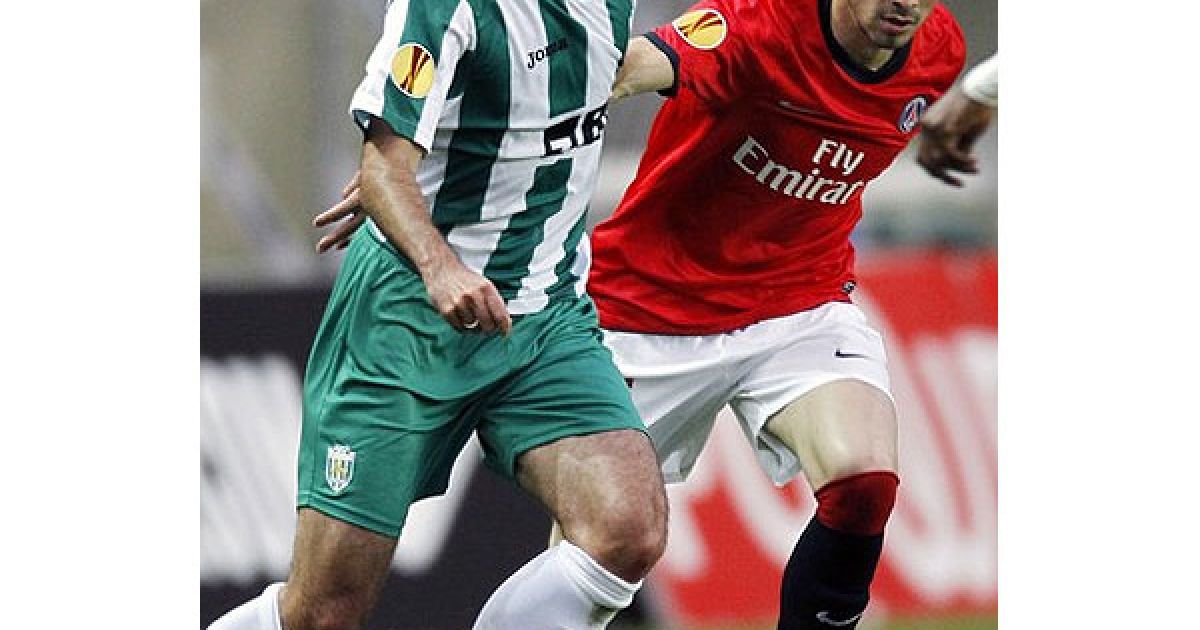 Гурулі ("Карпати") і Жайє (ПСЖ) ведуть боротьбу за м&rsquo;яч / © daylife.com