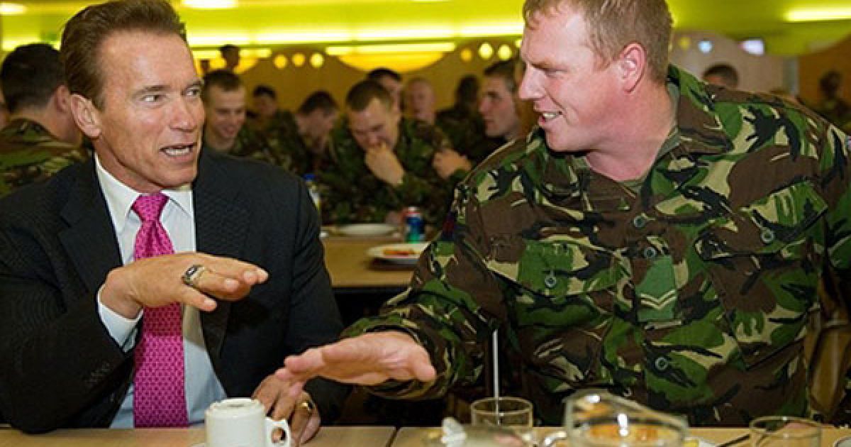 Великобританія, Лондон. Губернатор Каліфорнії Арнольд Шварценеггер і прем'єр-міністр Великобританії Девід Кемерон відвідали казарми Велінгтона в центрі Лондона. Вони поспілкувались з солдатами і скуштували солдатський обід. Арнольд Шварценеггер перебуває у Лондоні з офіційним візитом. / © AFP