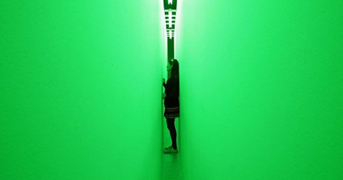 Великобританія, Лондон. Жінка йде вздовж інсталяції Брюса Наумана "Коридор зеленого світла", яка є частиною художньої виставки у галереї Хейворда у Лондоні. / © AFP