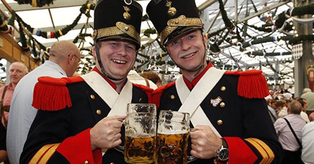 Чоловікам також доведеться розщедритися на костюм. Їхній "дрес код" обов'язково включає шкіряні штани, які повинні не лише сидіти, як влиті, а ще й скрипіти. / © AFP