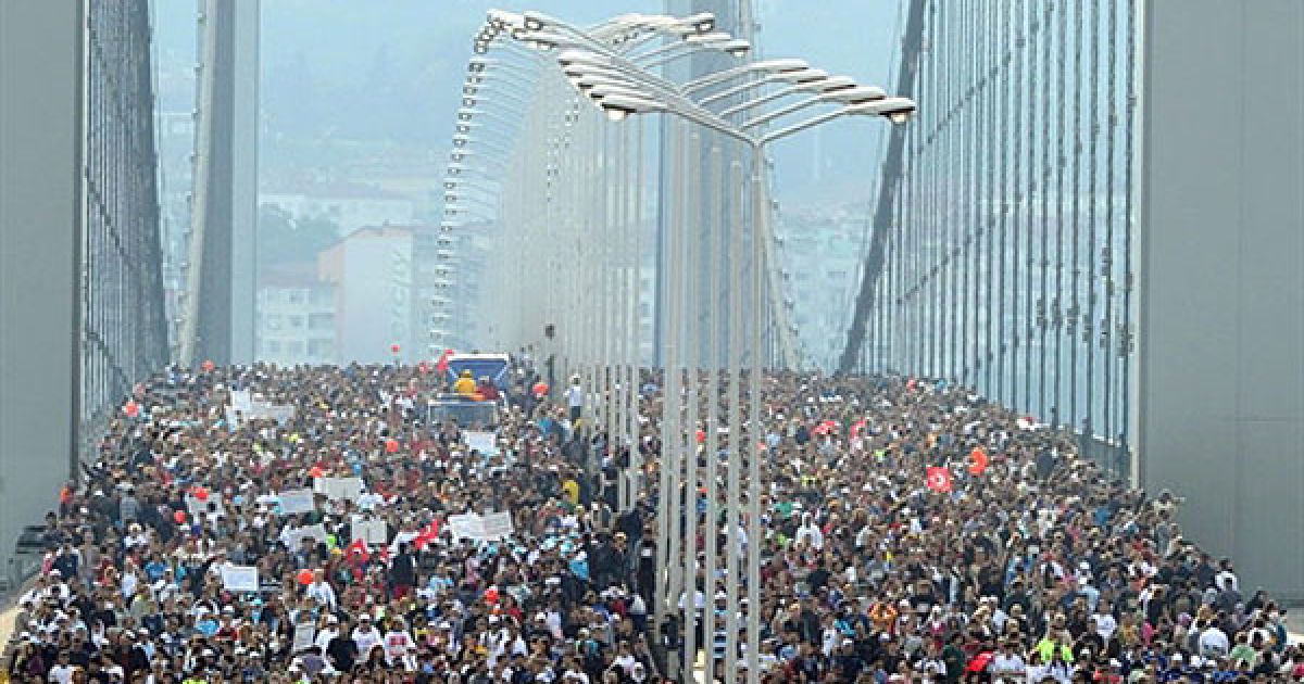 Туреччина, Стамбул. Учасники 32-го щорічного Євразійського марафону біжать через Босфорський міст, який з&rsquo;єднує азіатську та європейську частині міста Стамбул. У щорічному марафоні взяли участь тисячі бігунів. / © AFP