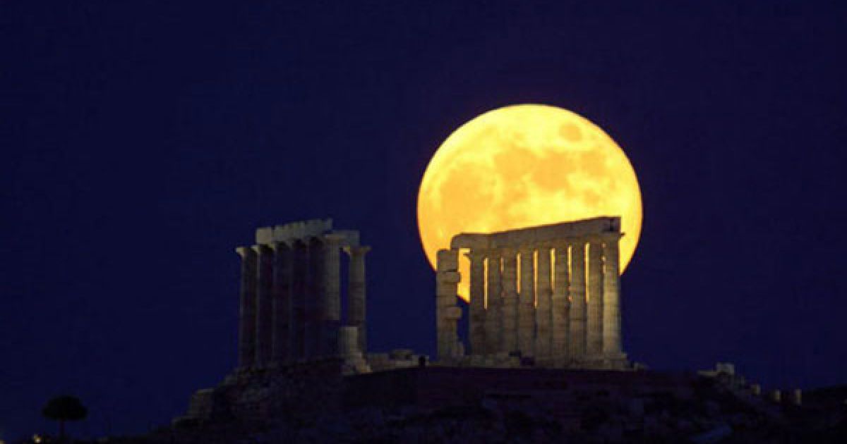 Повний місяць сходить у Суніоні. Автор Ентоні Айомамітіс. Схід повного місяця навпроти храму Посейдона у південній частині Греції.