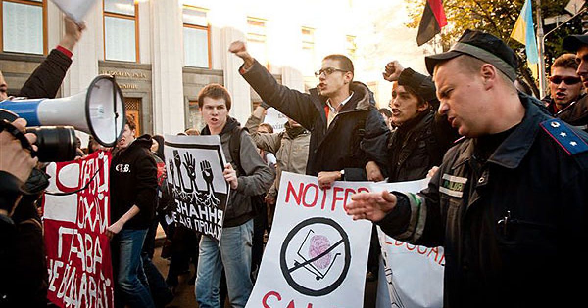 Міністр освіти і науки Дмитро Табачник вважає, що введення платних послуг у вузах перешкоджає хабарництву в них. / © PHL.com.ua
