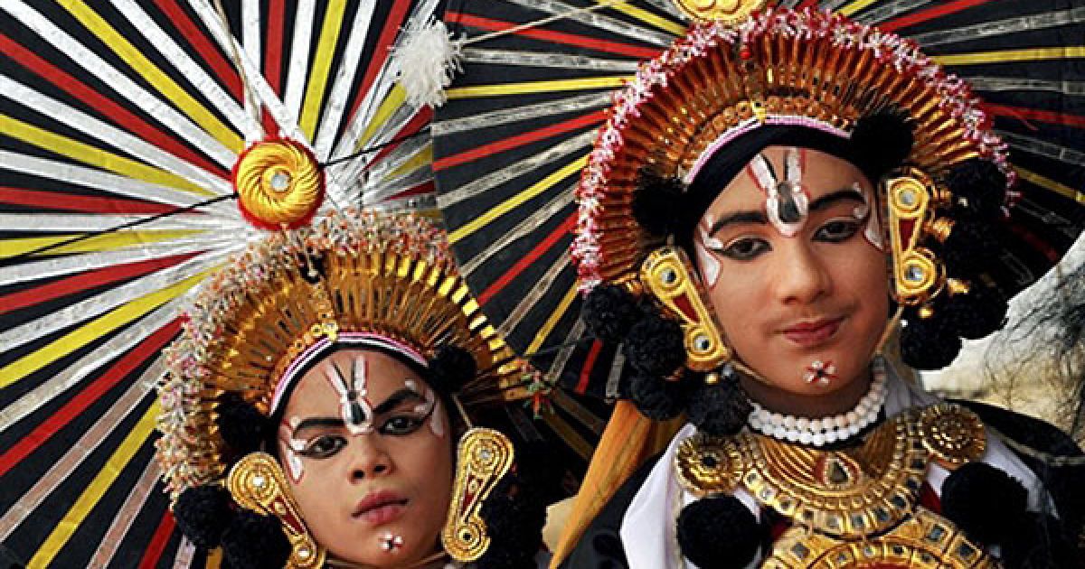 Учні приватної школи з південного штату Карнатака у яскравих костюмах беруть участь в урочистому параді на честь Дня незалежності Індії у Червоному Форті в Нью-Делі / © AFP