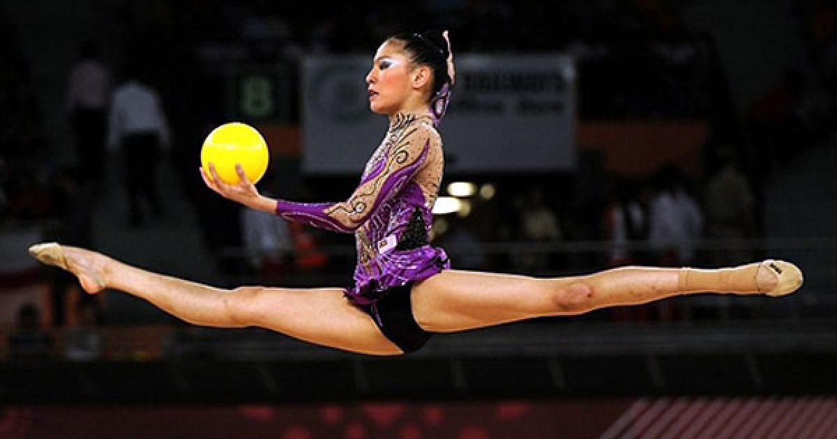 Індія, Нью-Делі. Малайзійська гімнастка Елейн Кун завоювала бронзову медаль у художній гімнастиці на Іграх Співдружності у Нью-Делі. / © AFP