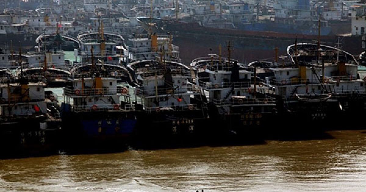 Китай. Китайські риболовецькі судна затримані у затоці Хайку. Гідрометеорологічний центр Китаю видав попередження, що тайфун Мегі може стати найпотужнішим у країні за останні 60 років, тому влада готова до стихійного лиха. / © AFP