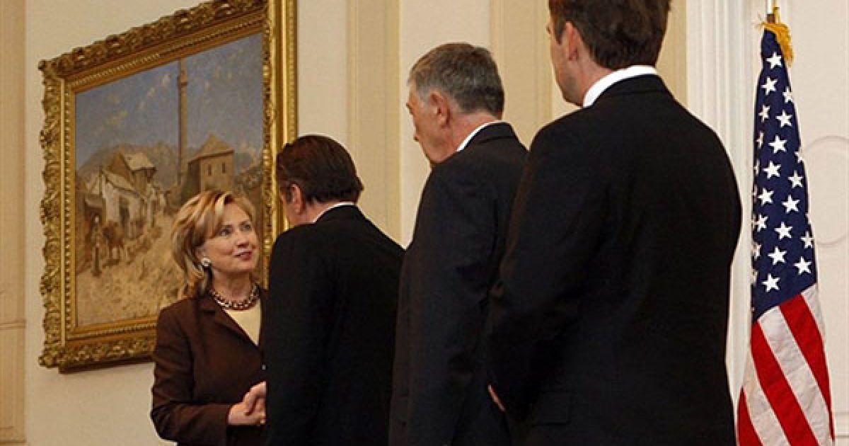 Боснія і Герцеговина, Сараєво. Державний секретар США Гілларі Клінтон зустрілася з членами Президії Боснії Харісом Силайджічем, Небойша Радмановічем і Желько Комшичем у Сараєво. Клінтон попередила Боснію, що сподівання на вступ до ЄС і НАТО є ризикованими, доки у країні на подолано політичний та етнічний конфлікти. / © AFP