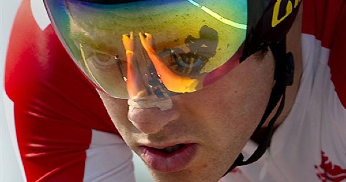 Індія, Нью-Делі. Англійський велогонщик Алекс Доусетт сидить на своєму велосипеді під час індивідуальної гонки на час. Доусетт став срібним призером Ігор Співдружності у Нью-Делі. / © AFP