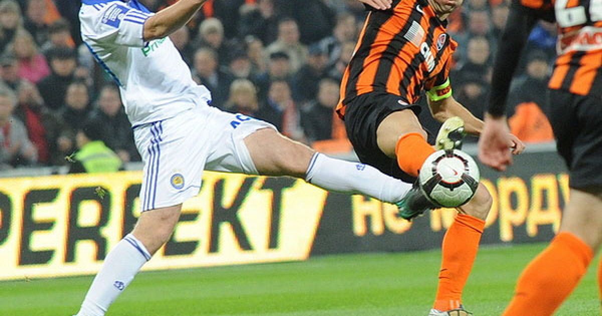 Даріо Срна ("Шахтар") веде боротбу за м&rsquo;яч із Зозулею ("Динамо") / © shakhtar.com