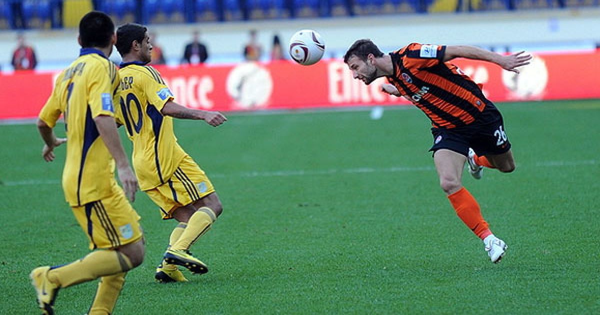 В епізоді з влучним ударом Воробея арбітр зафіксував гру рукою у нападника "Металіста". / © shakhtar.com