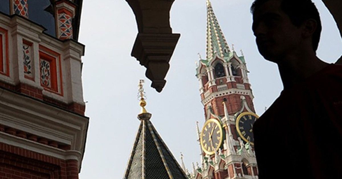 Чоловік фотографується біля Московського кремля під кристально чистим небом. Вперше за кілька тижнів у Москві пройшов дощ, та позбавив мешканців російської столиці від смогу. / © AFP