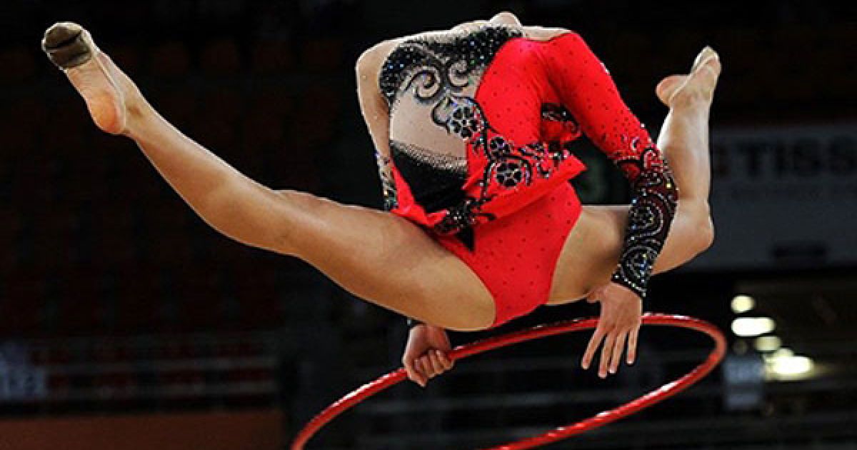 Індія, Нью-Делі. Канадська гімнастка Маріам Шамілова виконує справу зі скакалкою під час змагань з художньої гімнастики на Іграх Співдружності у Нью-Делі. / © AFP