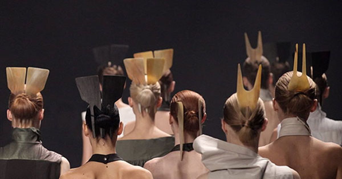 Франція, Париж. Моделі демонструють колекцію американського дизайнера Ріка Оуенса сезону весна/літо 2011 у Парижі. / © AFP