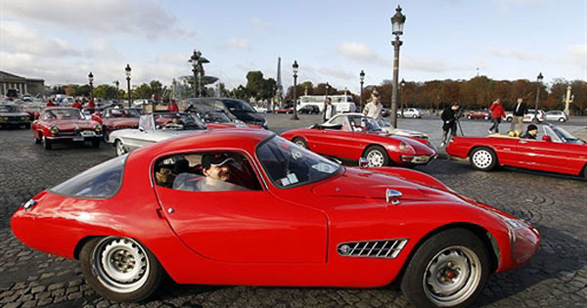 У Парижі на площі Конкорд провели парад Alfa Romeo на честь 100-річчя компанії. / © AFP