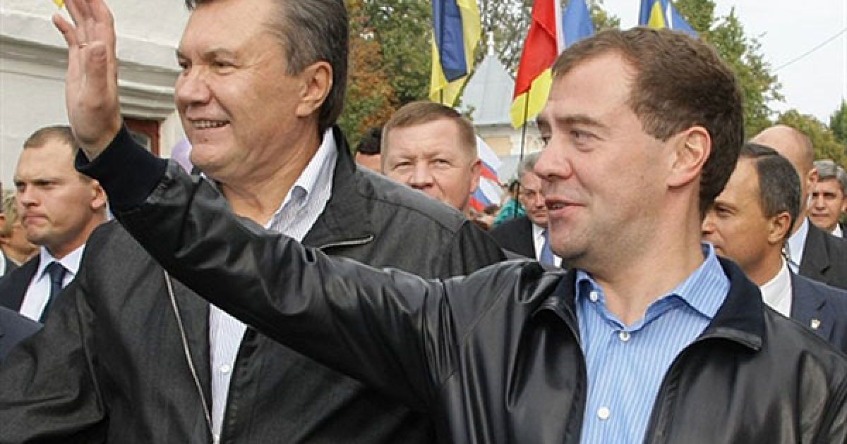 У свою чергу, Мєдвєдєв, відповідаючи на запитання про вибір автомобілів для автопробігу, додав: "Віктор Федорович все сказав". / © AFP