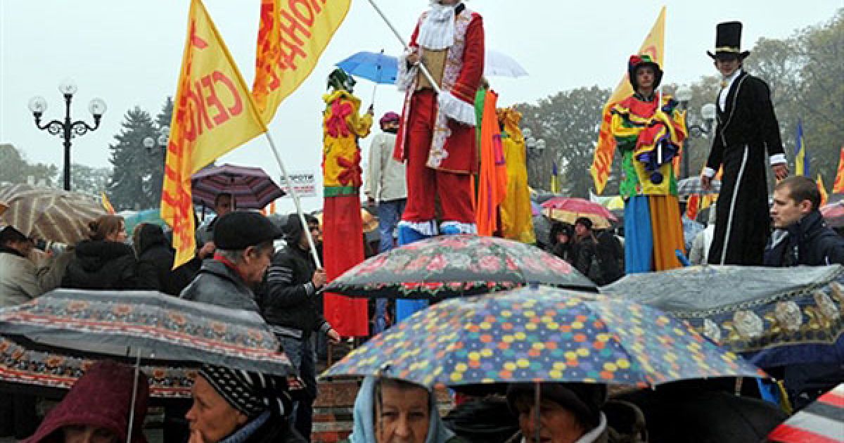 Україна, Київ. Молодь тримає прапори із написами "Я за секунд-хенд" під час акції протесту перед українським парламентом у Києві. Демонстрацію провели на підтримку імпорту уживаного одягу в Україну. / © AFP