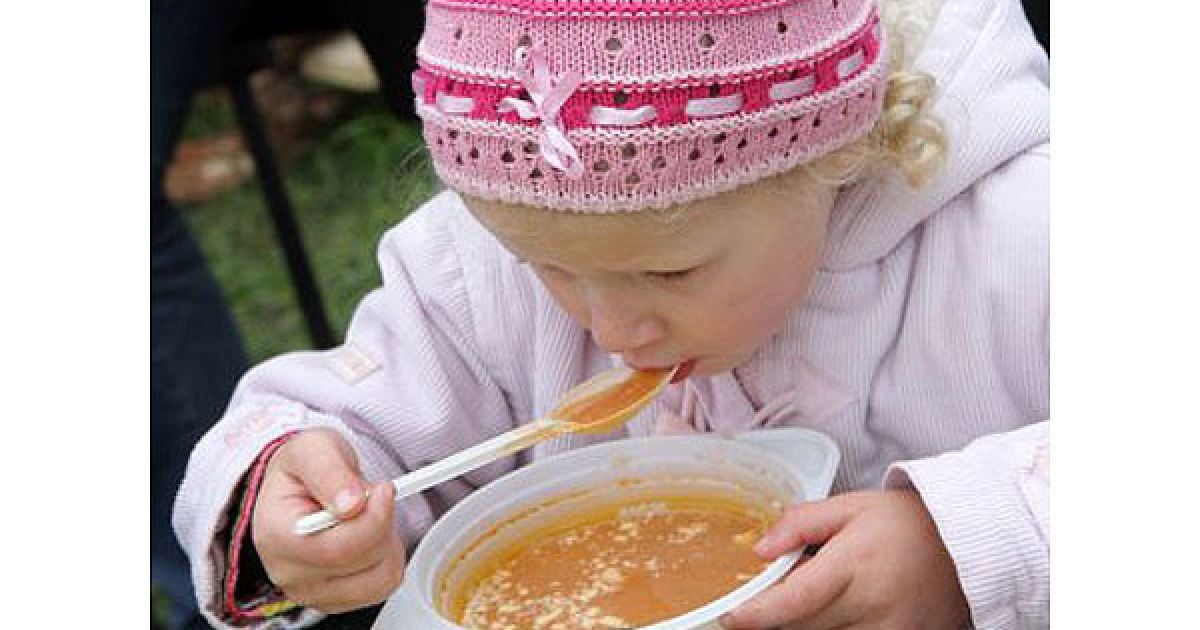 Щоб приготувати 5 тисяч літрів борщу кухарі використали 22 кг солі, 250 кг буряка, 250 кг капусти, 380 кг картоплі, 160 кг квасолі, 90 кг моркви, 80 лука. / © УНІАН