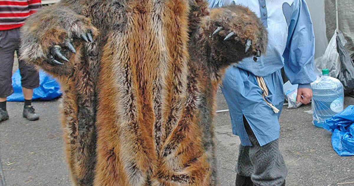 "Старець" Михайло Єфремов і ведмідь з людською головою.