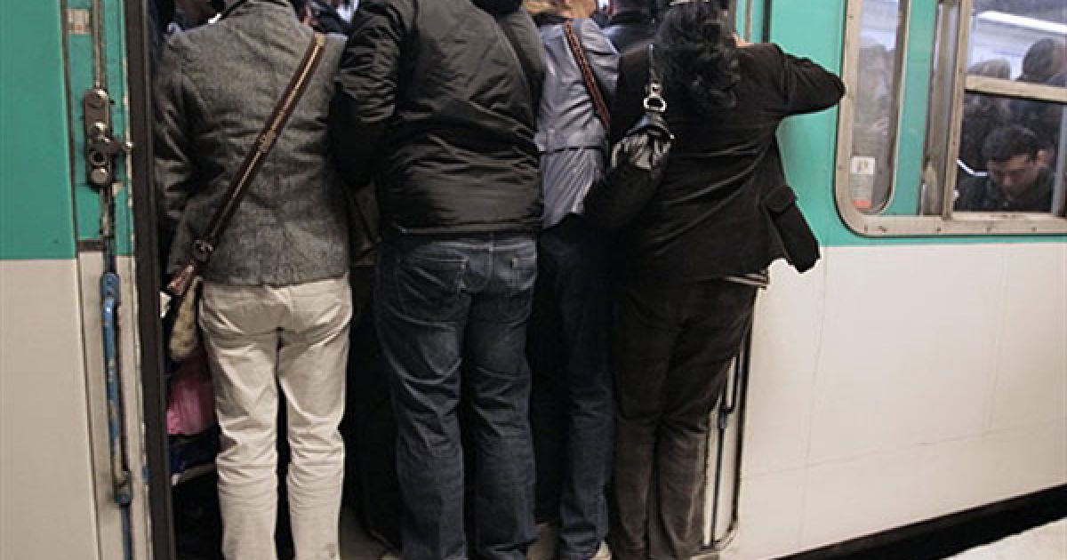 Франція, Париж. Пасажири намагаються потрапити на потяг метро в Парижі. Французькі профспілки почали новий страйк на знак протесту проти підвищення пенсійного віку, погрожуючи відкритими діями, щоб змусити уряд відступити. / © AFP
