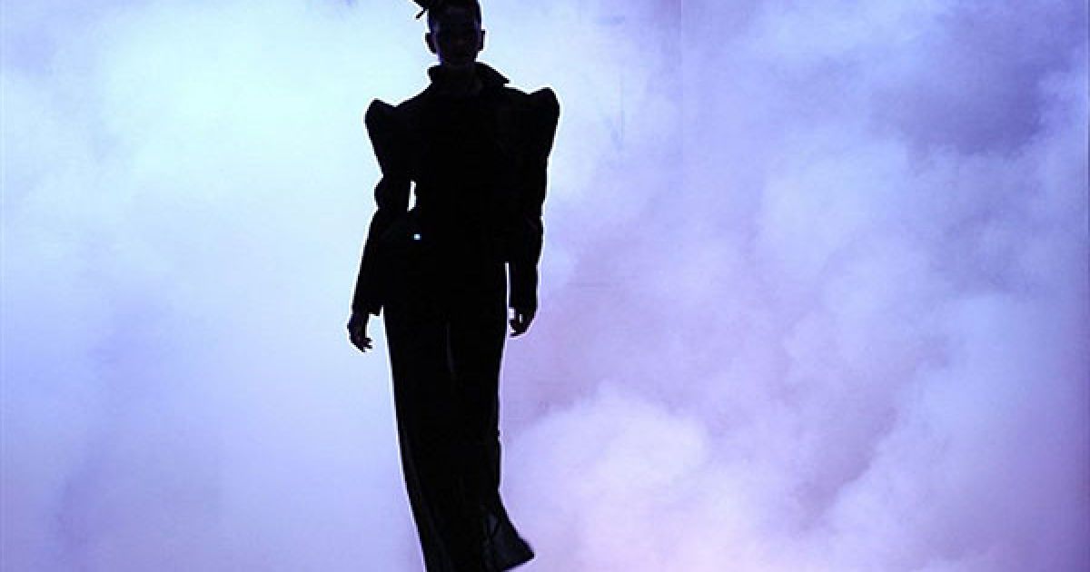 Індія, Мумбаї. Модель демонструє одяг індійського дизайнера Джеліни Джорджа під час першого дня Тижня моди Лакме (Lakme Fashion Week) в Мумбаї. Цього разу тиждень моди LFW, який проводяться двічі на рік вже протягом одинадцяти років, зібрав більше 70 дизайнерів.