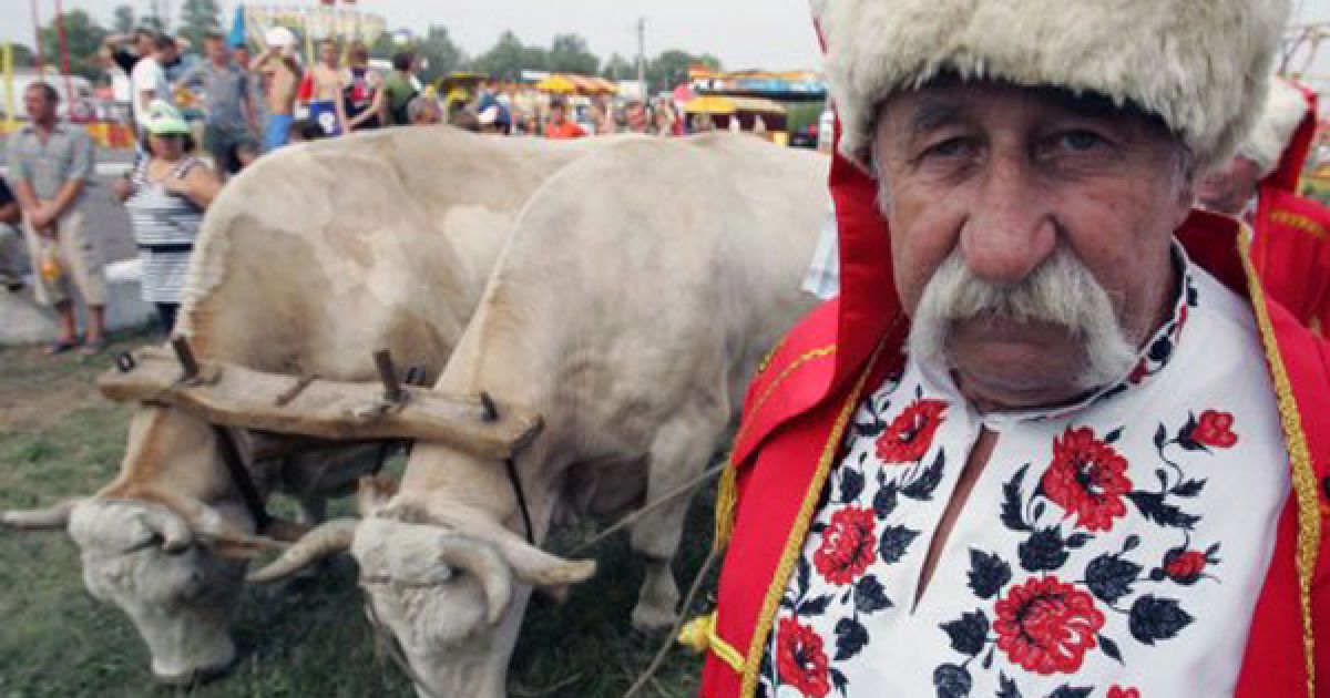 Після завершення урочистої церемонії відкриття ярмарку, голова держави оглянув виставку декоративно-прикладного мистецтва.