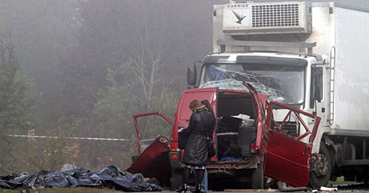 Польща, Нове-Място-над-Піліцон. Люди стоять перед пошкодженим мікроавтобусом, який потрапив у аварію. Сімнадцять людей загинули в результаті зіткнення мікроавтобуса Volkswagen, в якому перебували 18 осіб, і вантажівки Volvo. Автобус Volkswagen перевозив 18 людей, ймовірно, сезонних робітників. "Транспортний засіб був непридатним для перевезення пасажирів, і люди навіть не були пристебнуті ременями безпеки, вони сиділи на ящиках," &mdash; сказав національний представник поліції Маріуш Соколовський. / © AFP