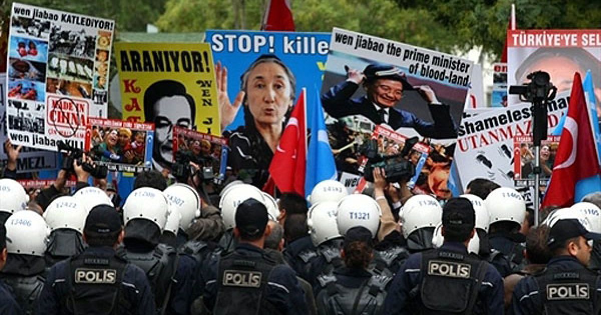 Туреччина, Анкара. Поліцейські стримують уйгурських демонстрантів, які влаштували акцію протетсу перед готелем, в якому зупинився прем'єр-міністр Китаю Вень Цзябао під час перебування в Анкарі. Китайський прем'єр-міністр провів переговори з турецькими лідерами щодо поглиблення економічного і політичного співробітництва між двома країнами. Представники уйгурів (тюркомовного народу Середньої Азії, які проживають у Сіньцзяні, північно-західному регіоні Китаю) звинувачують Пекін у десятиліттях релігійного, культурного і політичного гноблення. / © AFP