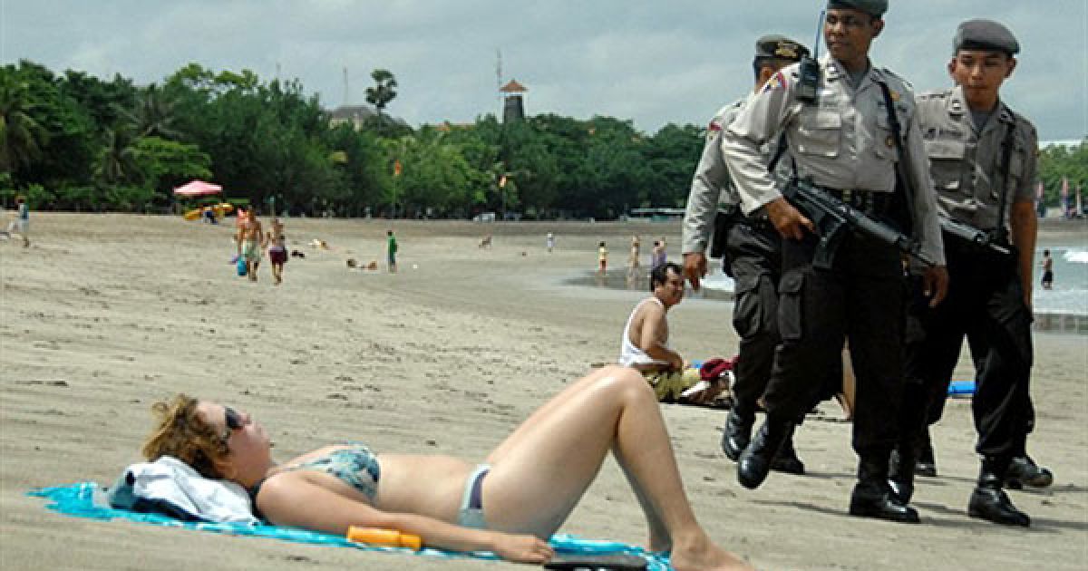 Індонезія, Кута. Індонезійські патрульні йдуть уздовж пляжу Кута на курортному острові Балі. Уряд Індонезії зміцнив заходи безпеки після серії заяв від групи, яка, як вважає поліція, може фінансувати майбутні теракти. / © AFP