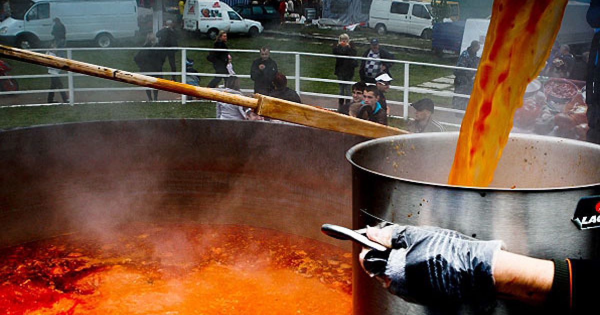 На фестивалі було встановлено вітчизняний і світовий рекорд - у спеціальній каструлі-цистерні кухарі приготували 5 тисяч літрів борщу. / © Украинское Фото