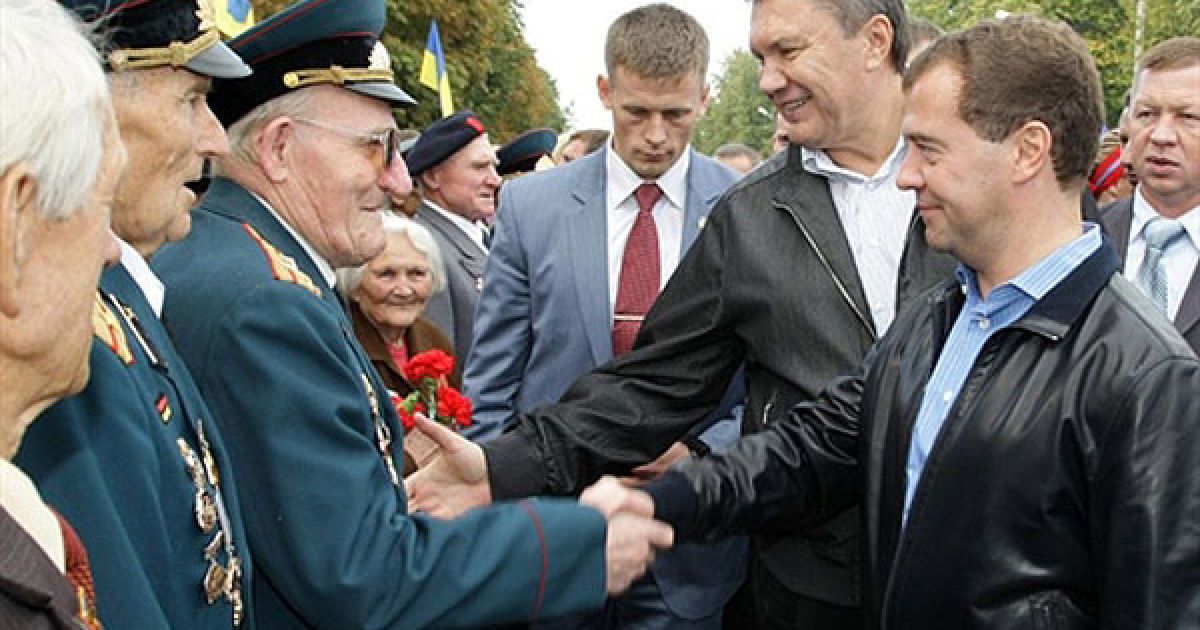 Президенти вітають мешканців Глухова. / © AFP