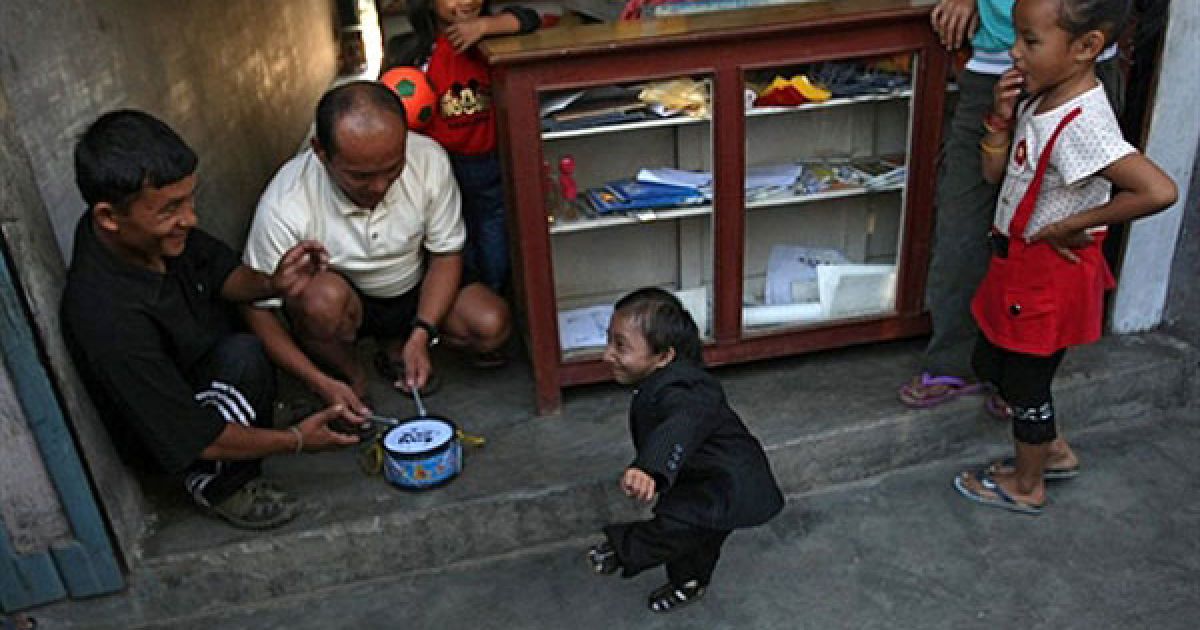 Хагендра Тапа Магар танцює на святкуванні свого повноліття. / © AFP