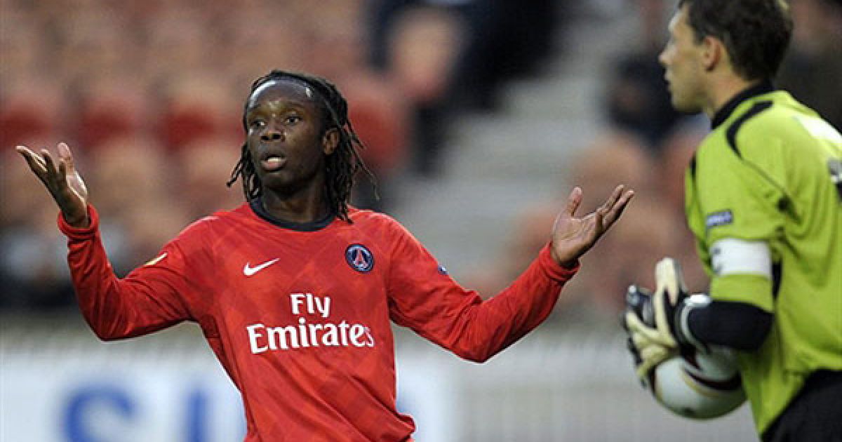 Тлумак рятує ворота "Карпат" від удара Люіндули / © AFP