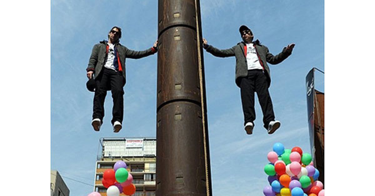 Чилі, Сантьяго. Чилійські ілюзіоністи Ніколя Луїзетті та Джон Пол Олаберрі висять у повітрі поруч із пам'ятником у центрі Сантьяго. Дует ілюзіоністів "Магічні близнюки" ("Magic Twins") виконали свій карколомний трюк &ndash; зависання у повітрі на 200 хвилин &ndash; на честь святкування 200-річчя незалежності країни, яке відзначатимуть 18 вересня. / © AFP