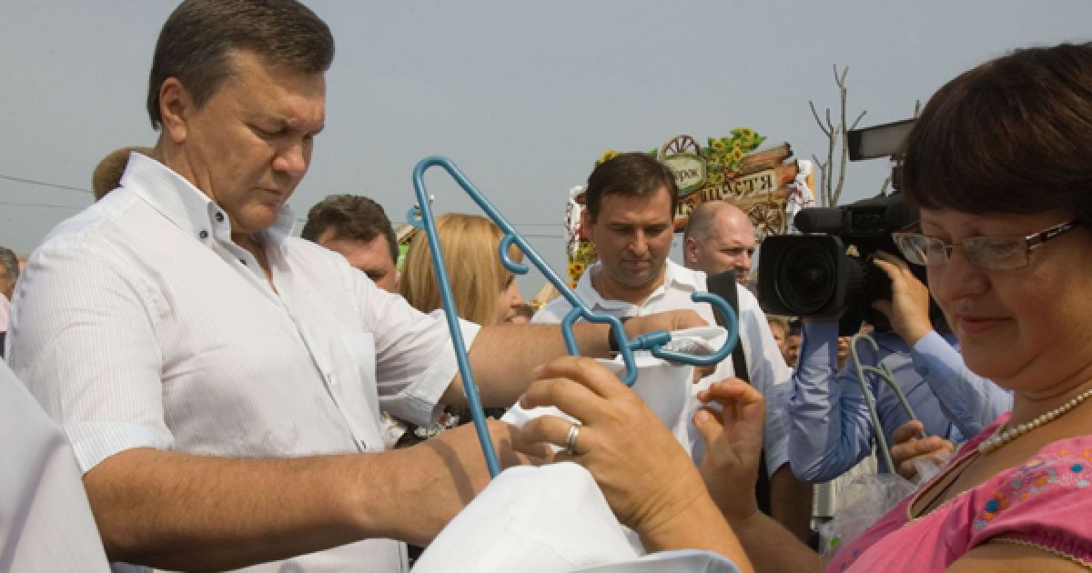 На самому ярмарку Янукович придбав вишиванку та діжку для соління огірків. / © Офіційний сайт Президента України