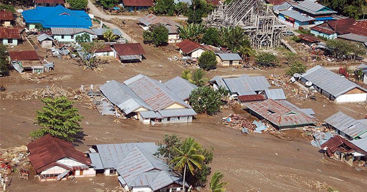 Індонезія, Папуа. Будинки, частково затоплені брудом після повені у Васьоре, провінція Папуа. Сильні зливи спричинили повені та зсуви у віддаленому районі країни. / © bigpicture.ru
