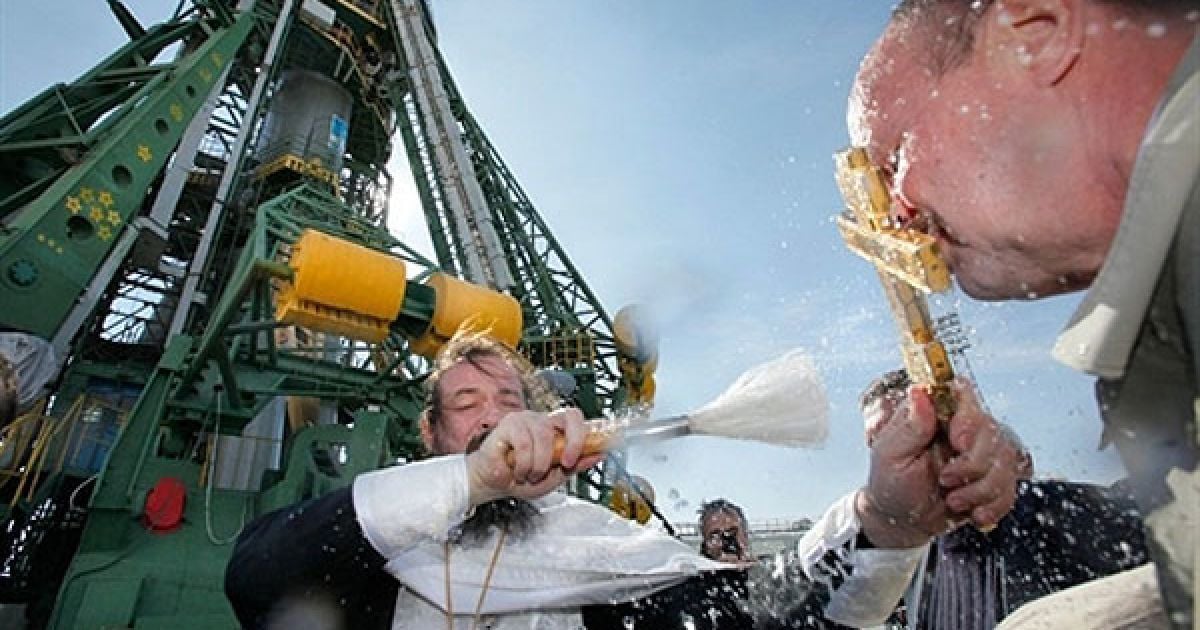 Казахстан, Байконур. Православний священик благословляє фахівців
та російський космічний корабель "Союз ТМА-01М", на якому новий екіпаж
Міжнародної космічної станції вирушить у політ 8 жовтня. / © AFP