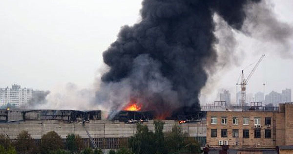 Вогонь спалахнув у 1-му корпусі столичного верстатобудівного заводу, де на даху вибухнув балон з газом... / © УНІАН