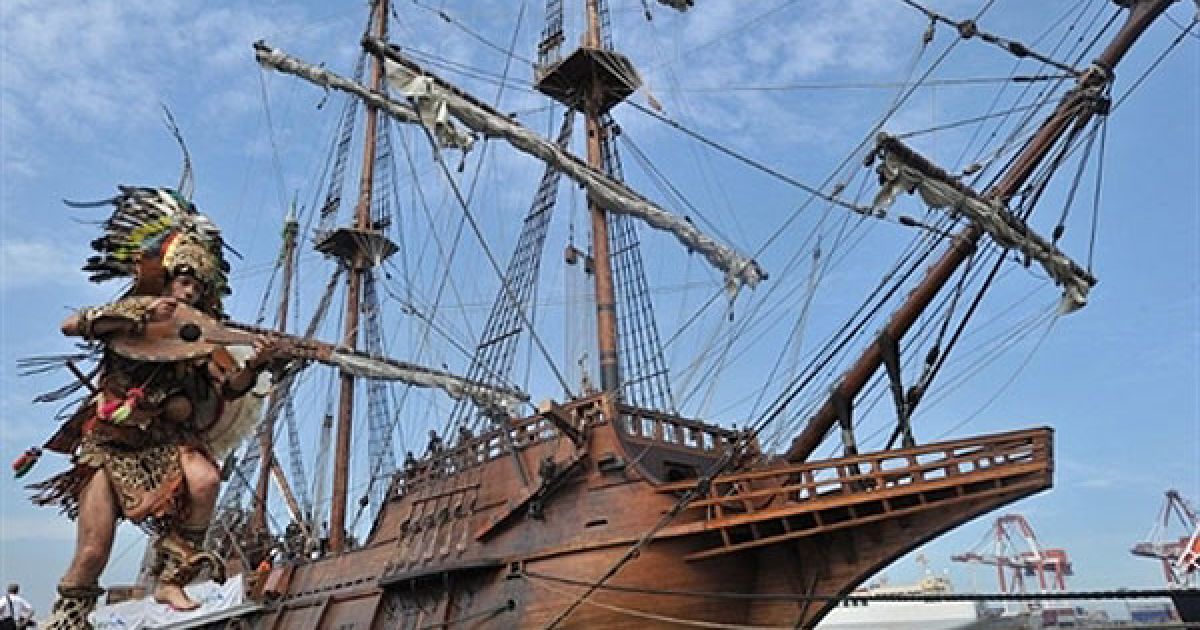 Філіпіни, Маніла. Вісенте Рейес Кандоначе, мексиканський ацтек і
член екіпажу галеону "Андалусія", репліки справжнього галеону 17-го
століття, виконує танець після прибуття судна до міжнародного порту
Маніли. Галеон "Андалусія" прибув у Манілу зі Всесвітньої виставки
"World Expo 2010" у Шанхаї на святкування першого міжнародного Дня
галеонів на Філіппінах. / © AFP