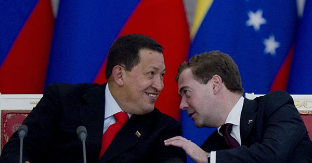 Президенти Венесуели та РФ Уго Чавес та Дмитро Мєдвєдєв розмовляють під час спільної прес-конференції у Кремлі. Чавес підписав у Росії кілька стратегічних угод про співробітництво, включаючи угоду про будівництво першої у Венесуелі АЕС. / © AFP